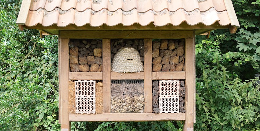 Großes Insektenhotel im Garten