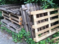 Holzpaletten gestapelt - Europaletten zum Bauen