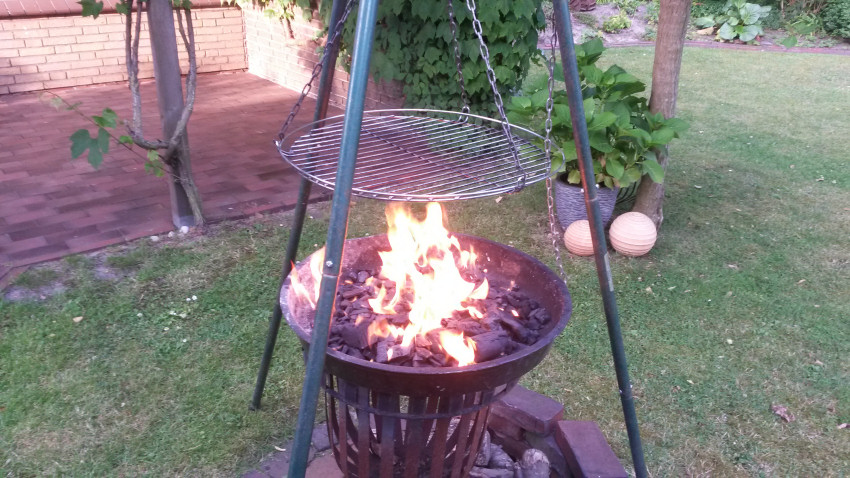 Feuerschale zum Grillen mit Dreibein und Grillrost