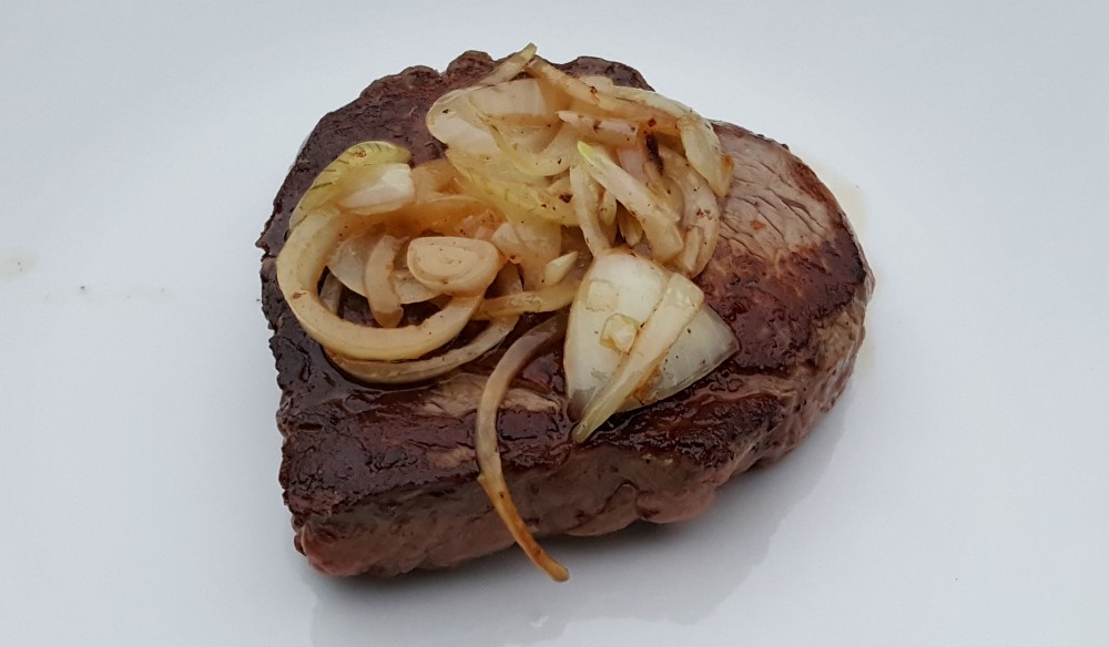 Filetsteak mit Zwiebel auf einem Teller