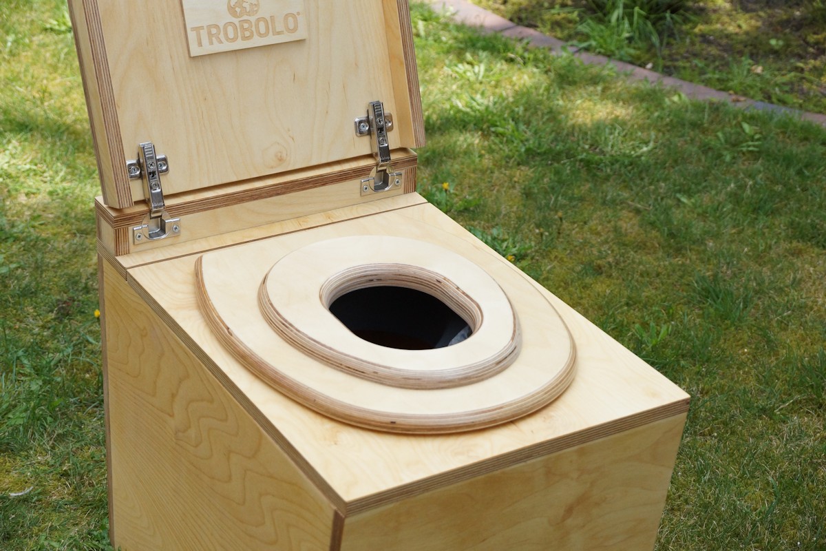 Trenntoilette aus Holz mit Kindersitz