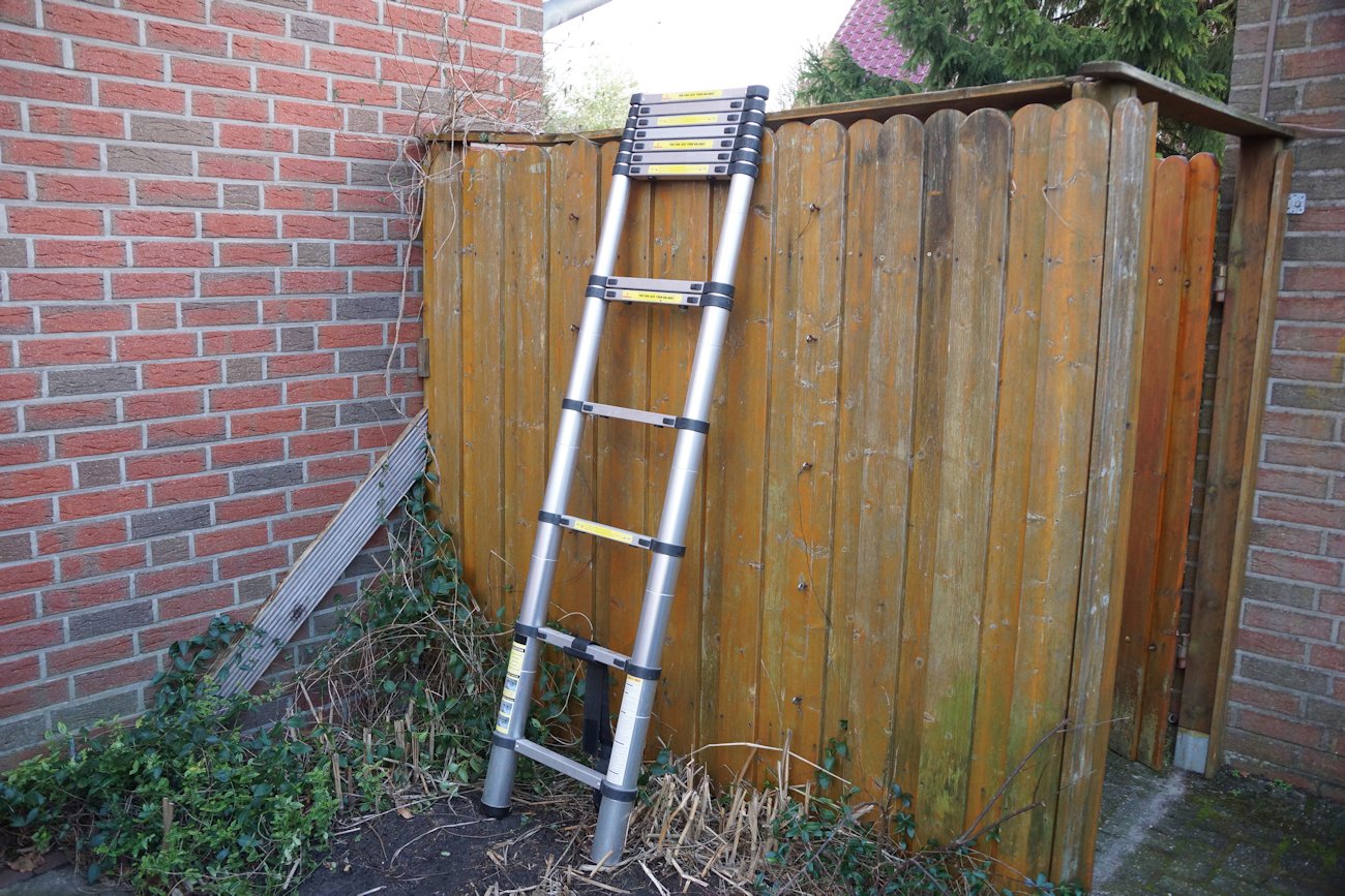 Teleskopleiter im Garten