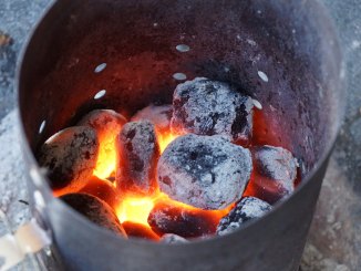 Holzkohle Briketts im Anzündkamin