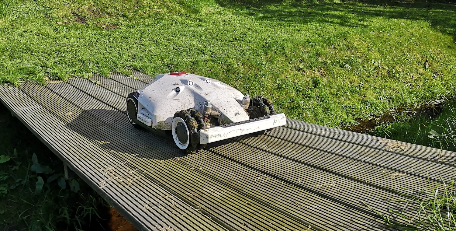 LUBA AWD 5000 fährt genau über eine schmale Holzbrücke