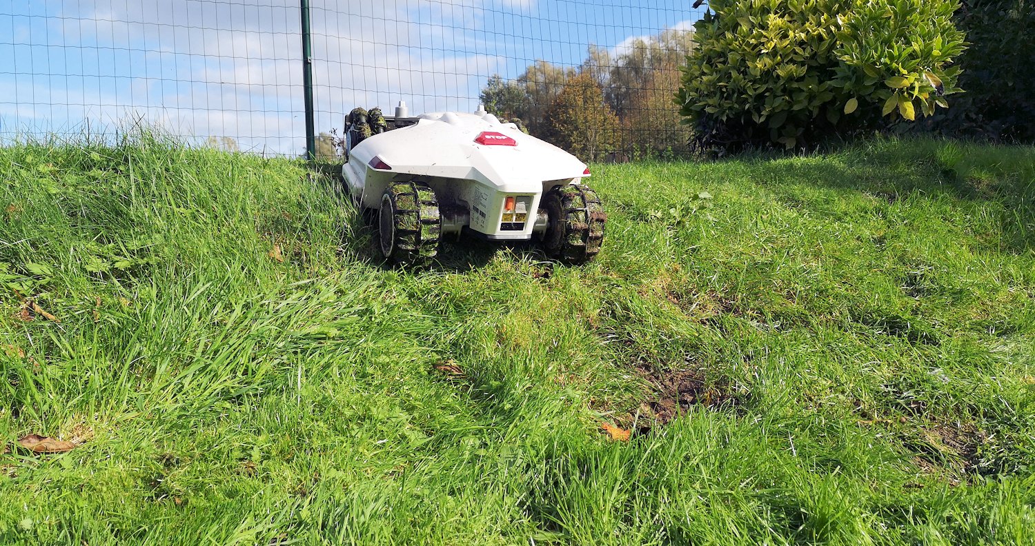 LUBA AWD 5000 kabelloser Rasenmäher Roboter fährt eine Steigung hoch